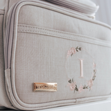 Mochila Maternidade Personalizada Linho cru com Rose | Coleção Elegance